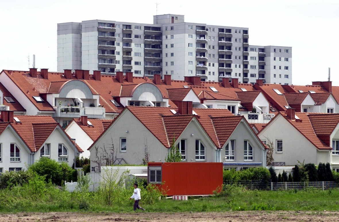 Zwei unterschiedliche Wohnsiedlungen: Einfamilienhäuser und Hochhäuser