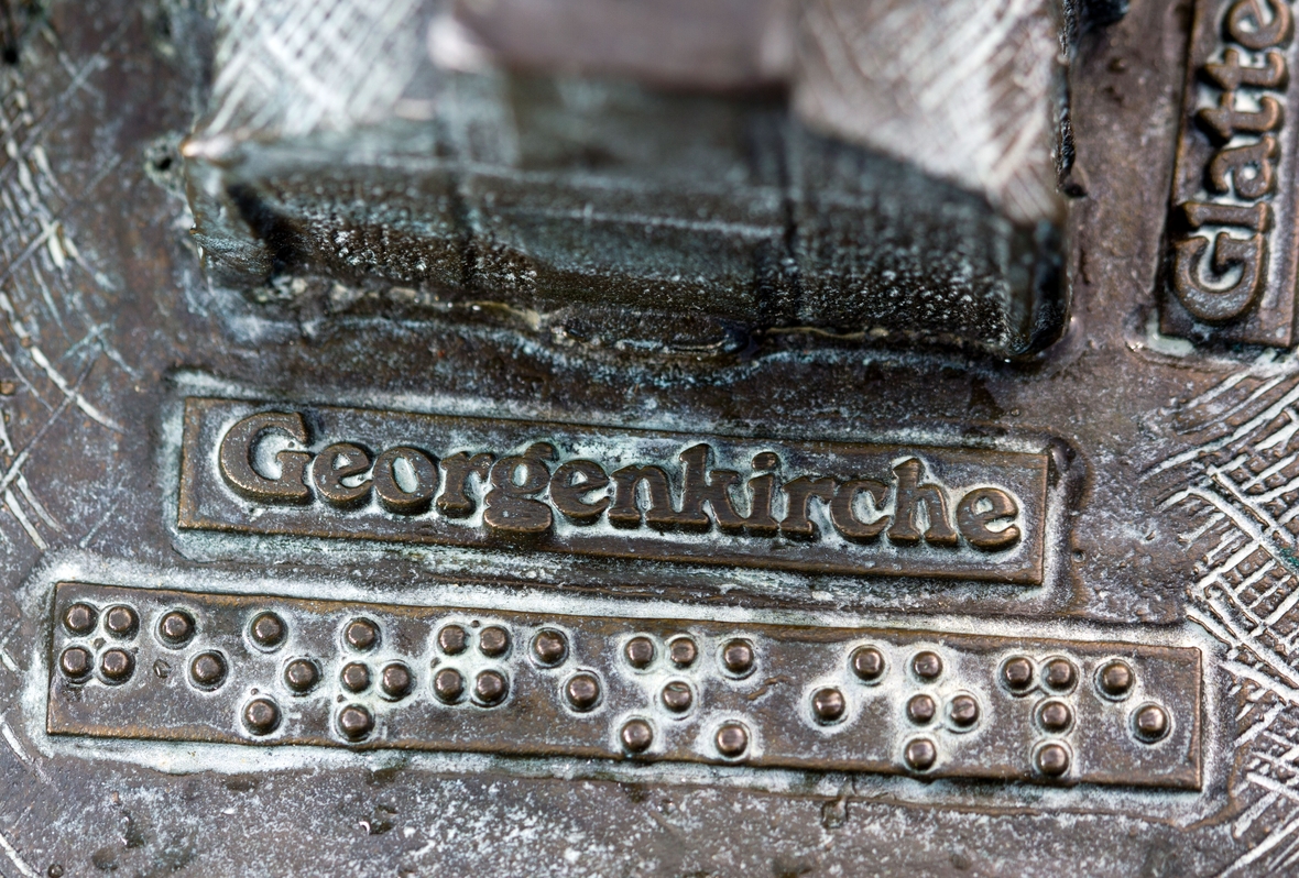 Schriftzug "Georgenkirche" in Braille-Schrift