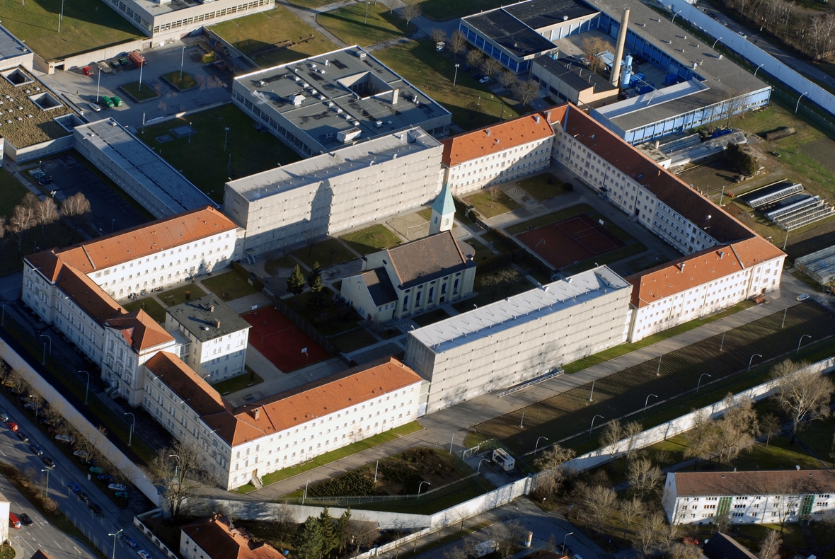 Die Justizvollzugsanstalt in München-Stapelheim aus der Luft gesehen.