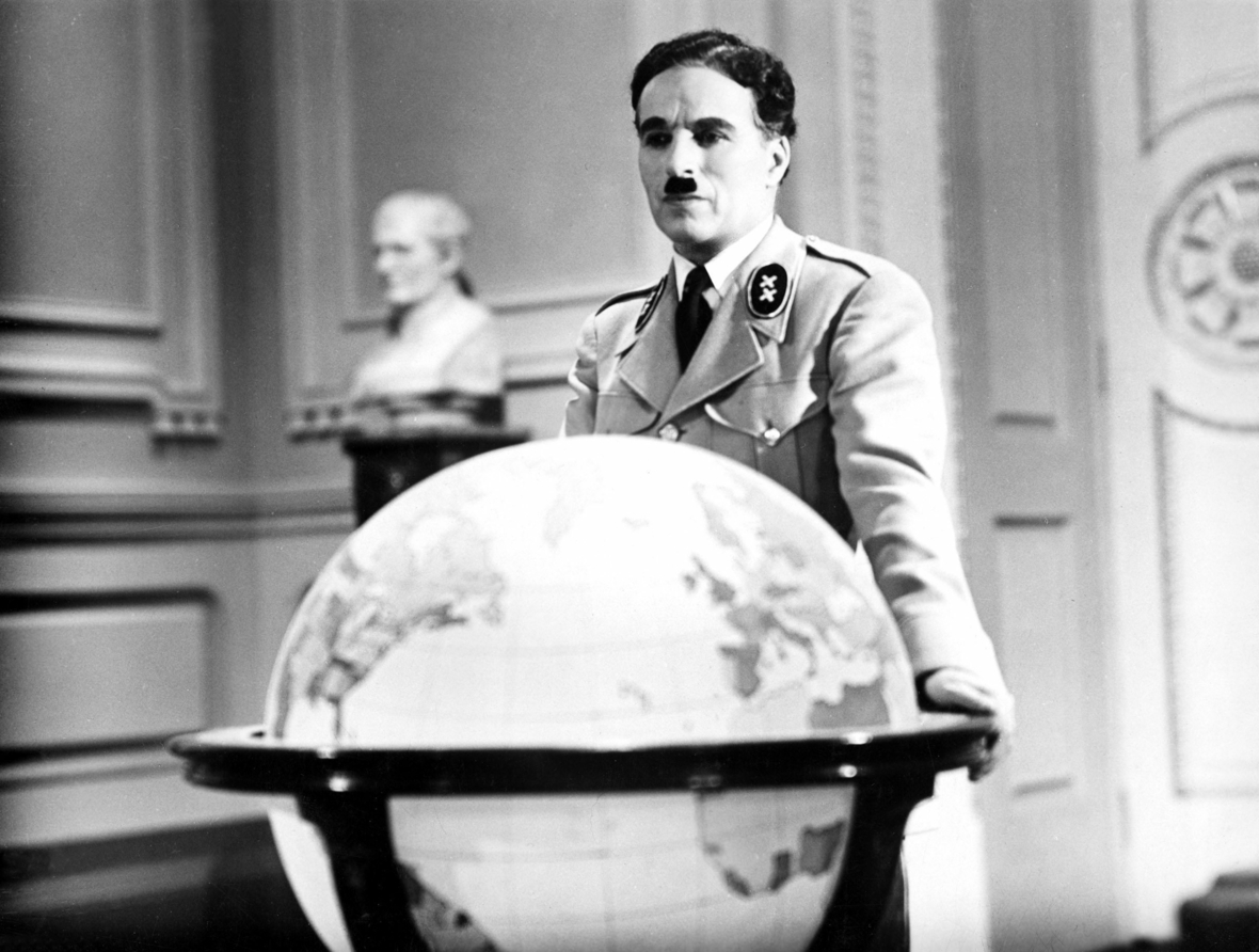Die Schwarz-Weiß-Aufnahme zeigt einen Ausschnitt aus dem Film "Der große Diktator" aus dem Jahre 1940. Charlie Chaplin ist in seiner Rolle als Diktator zu sehen.