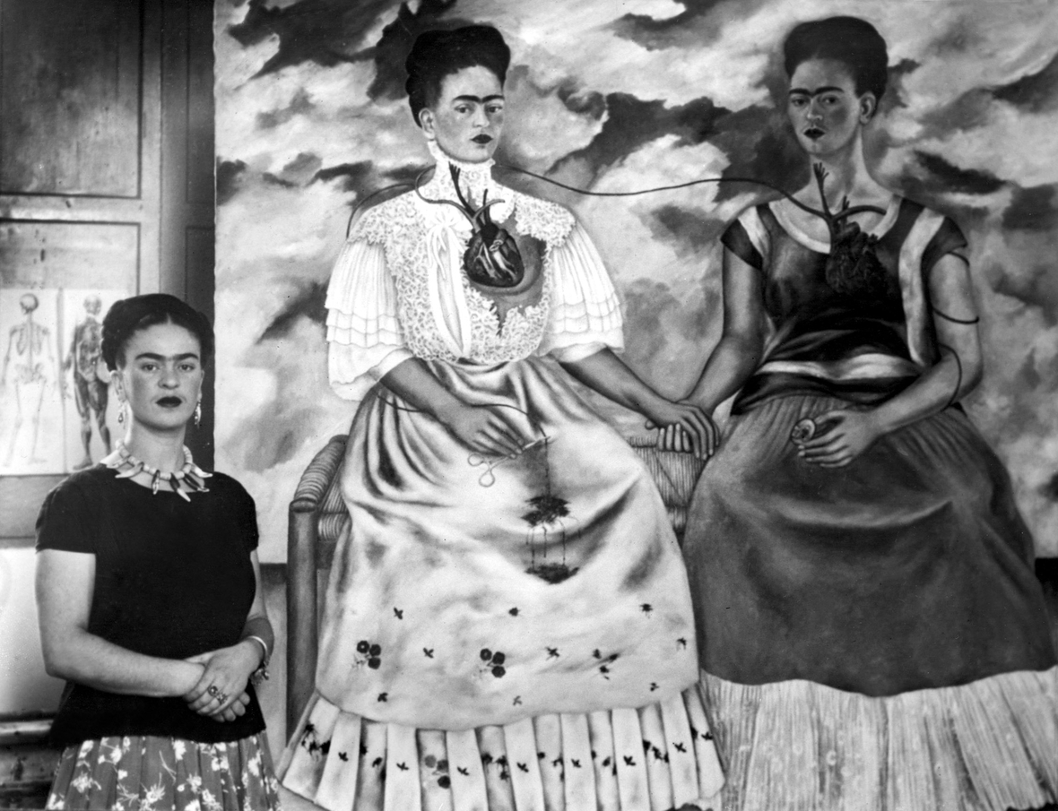 Frida Kahlo neben ihrem Gemälde "Zwei Fridas"