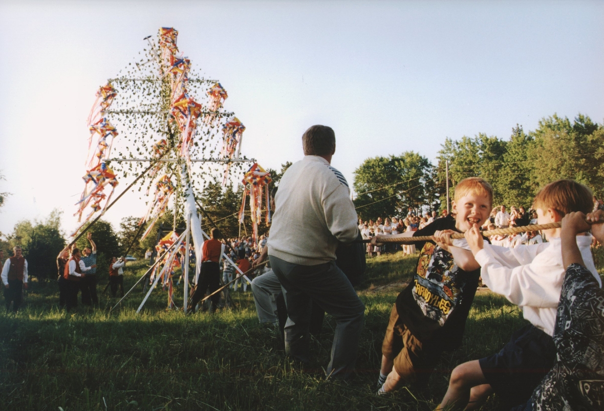 Alle helfen in Lumparland auf den finnischen Aland-Inseln beim Aufrichten eines traditionellen "Mittsommer-Baumes", der mit bunten Bändern und Birkenzweigen geschmückt ist. Beim Mittsommerfest am 21.6. wird der längste Tag im Jahr, die Sommersonnenwende, gefeiert.