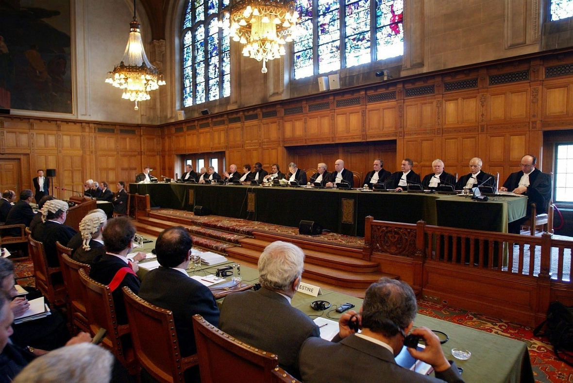 Man blickt auf die Richterbank des Internationalen Gerichtshofs in Den Haag bei einer Verhandlung.