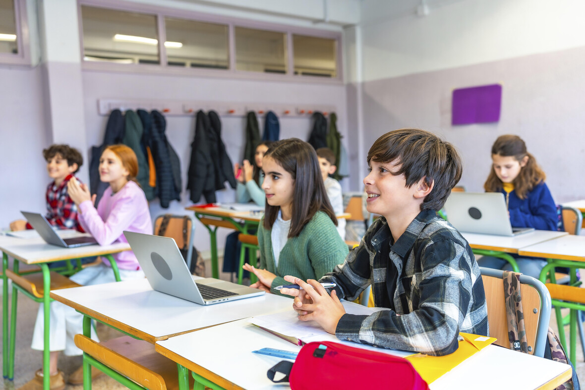 Unterricht im mit Laptops im Klassenzimmer.