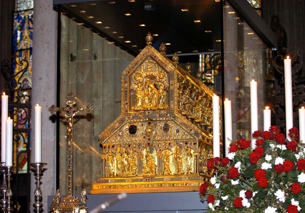 Der Dreikönigenschrein steht im Kölner Dom unter einer Vitrine aus  2,4 Zentimeter dickem Sicherheitsglas.