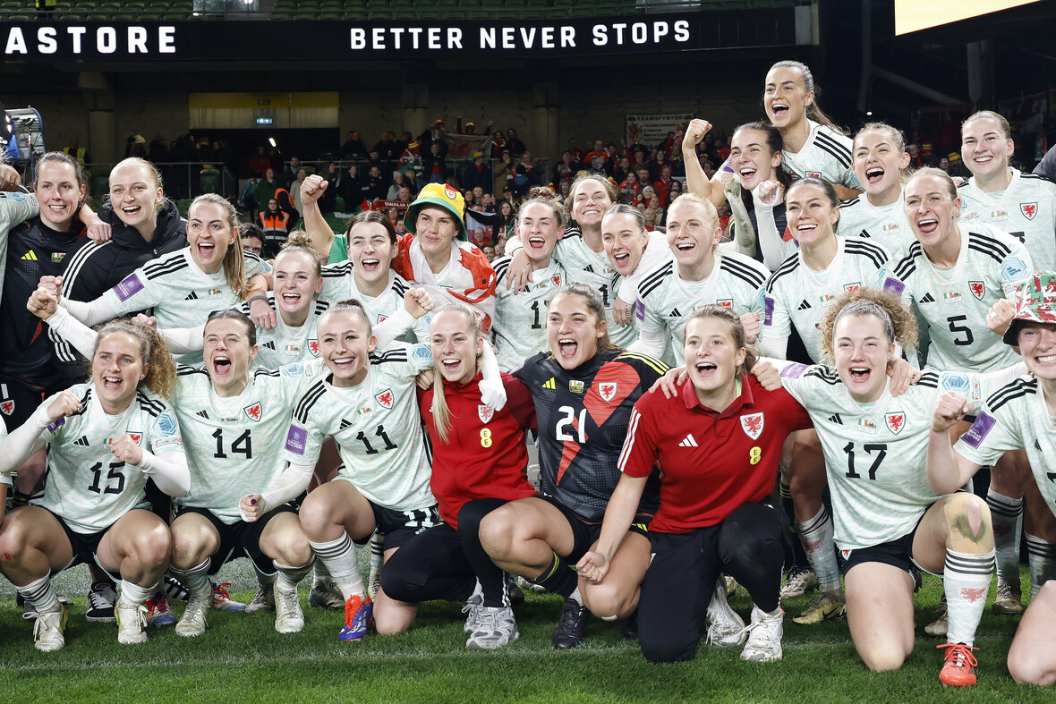 Die Spielerinnen der Nationalmannschaft von Wales haben sich zum ersten Mal zur Teilnahme an einer Fußball-Europameisterschaft qualifiiziert. Sie freuen sich, dass sie bei der EURO 2025 mitmachen können.