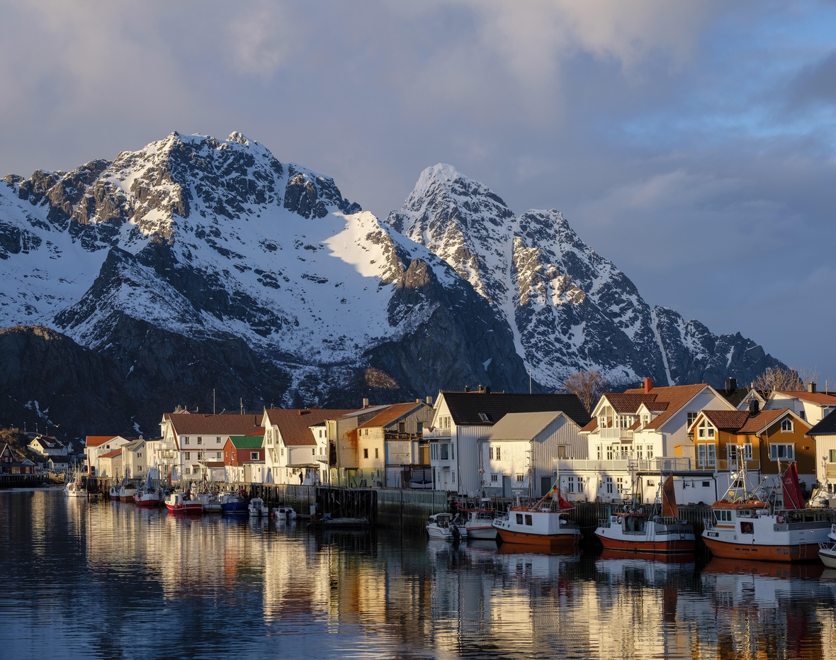 Der norwegische Ort Henningsvaer im Abendlicht.