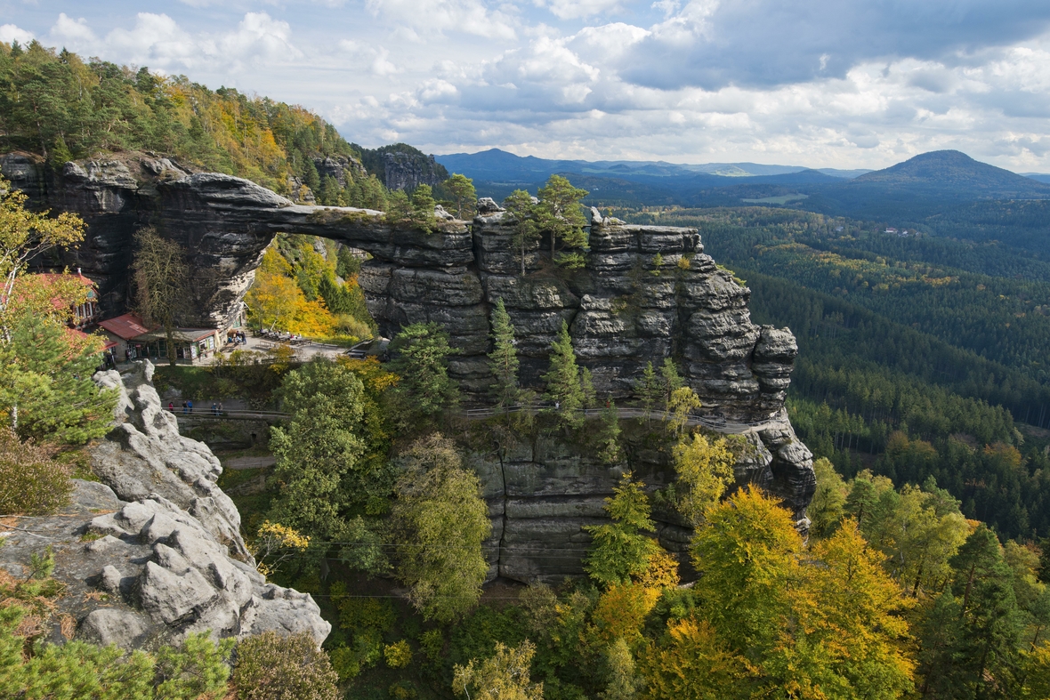 Zu sehen ist das Naturphänomen Prebischtor in der Böhmischen Schweiz. Dabei handelt es sich um die größte natürliche Sandstein-Felsbrücke Europas.