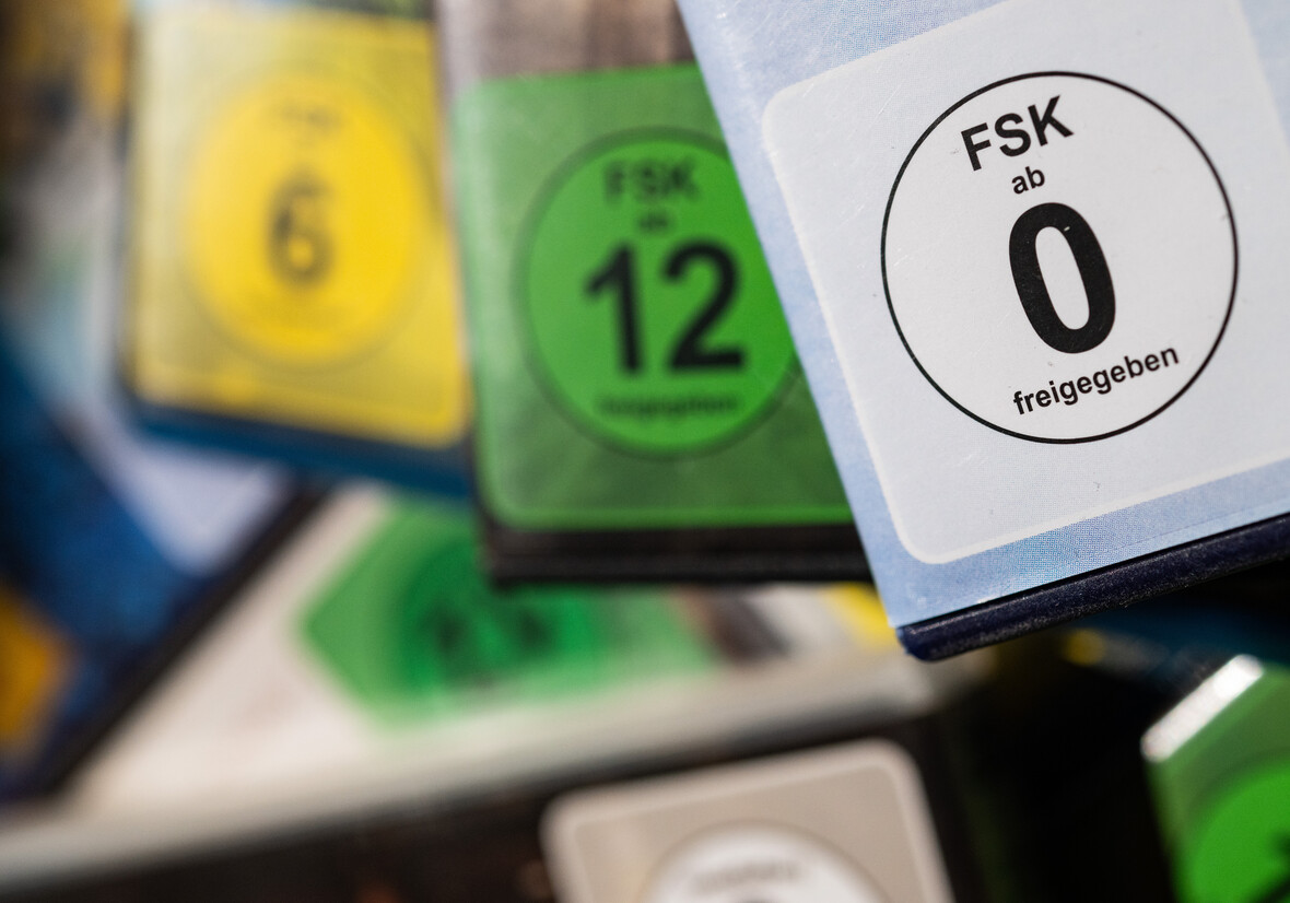 Hinweise der Freiwilligen Selbstkontrolle der Filmwirtschaft sind zu sehen.