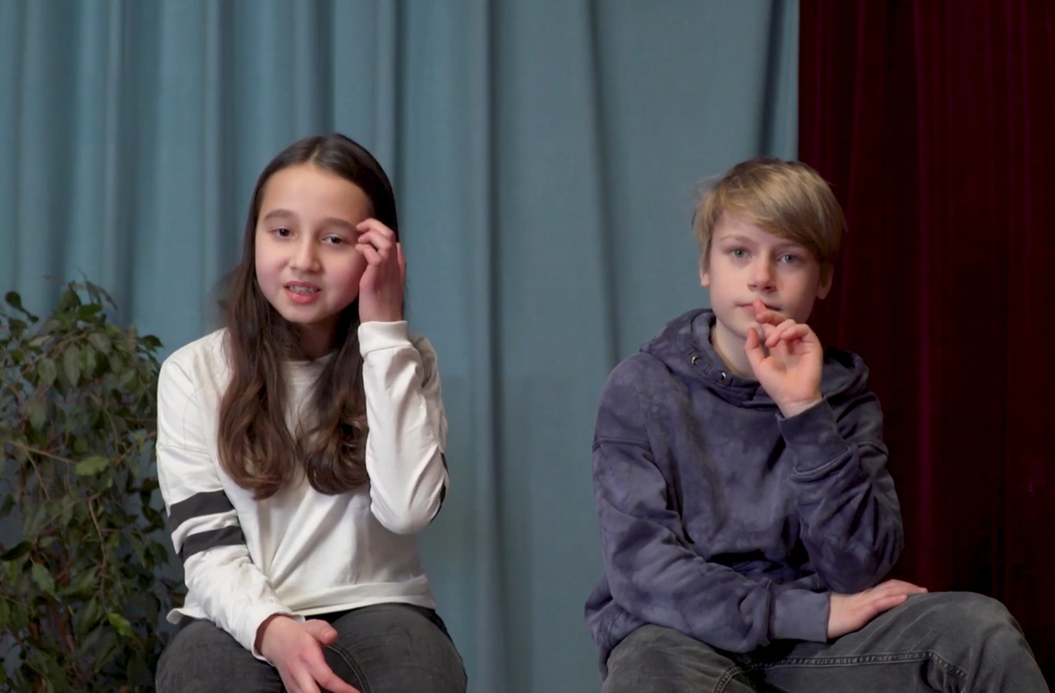 Zwei Kinderreporter der Hamburger Radiofüchse unterhalten sich über das "Miteinander reden".
