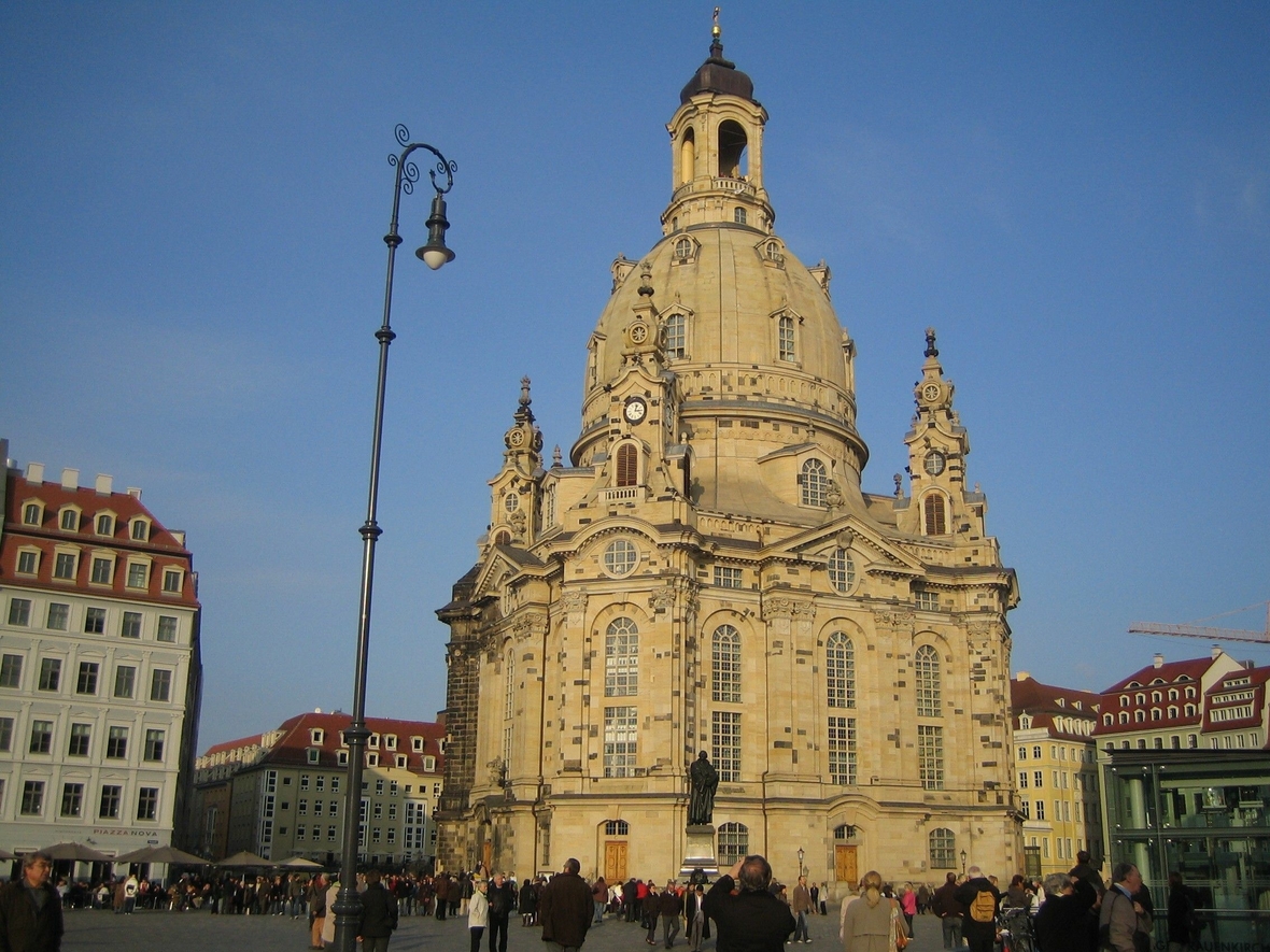 Gezeigt wird die wieder aufgebaute Frauenkirche in Dresden. Sie steht auf dem Marktplatz, umgeben von klassizistischen Gebäuden. Im Zweiten Weltkrieg wurde die Frauenkirche in Dresden zerstört. Zwischen 1994 und 2005 wurde sie wieder aufgebaut.