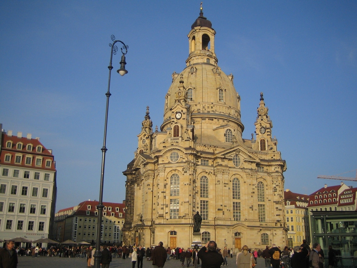 Gezeigt wird die wieder aufgebaute Frauenkirche in Dresden. Sie steht auf dem Marktplatz, umgeben von klassizistischen Gebäuden. Im Zweiten Weltkrieg wurde die Frauenkirche in Dresden zerstört. Zwischen 1994 und 2005 wurde sie wieder aufgebaut. 