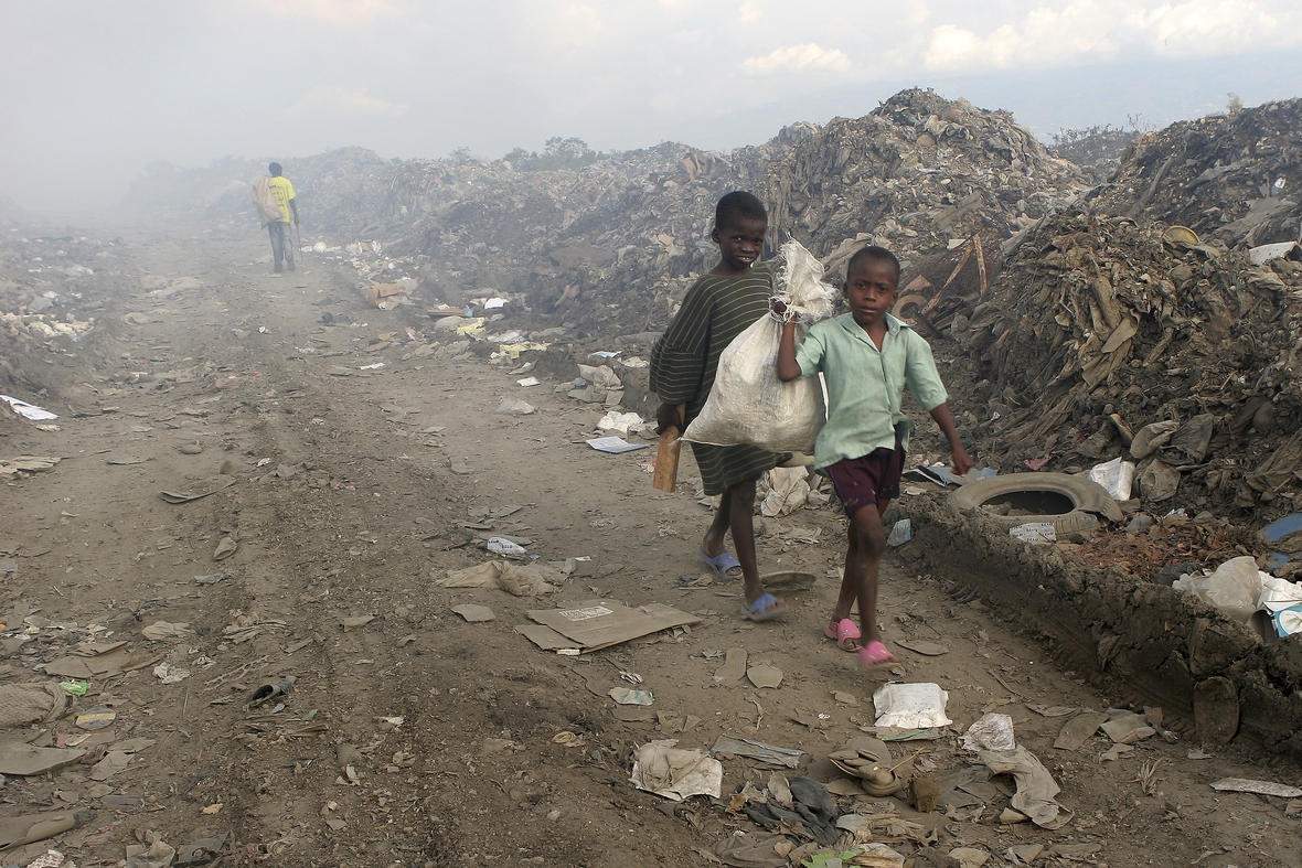 Kinder auf Haiti auf einer Straße. Sie arbeiten als Müllsammler.