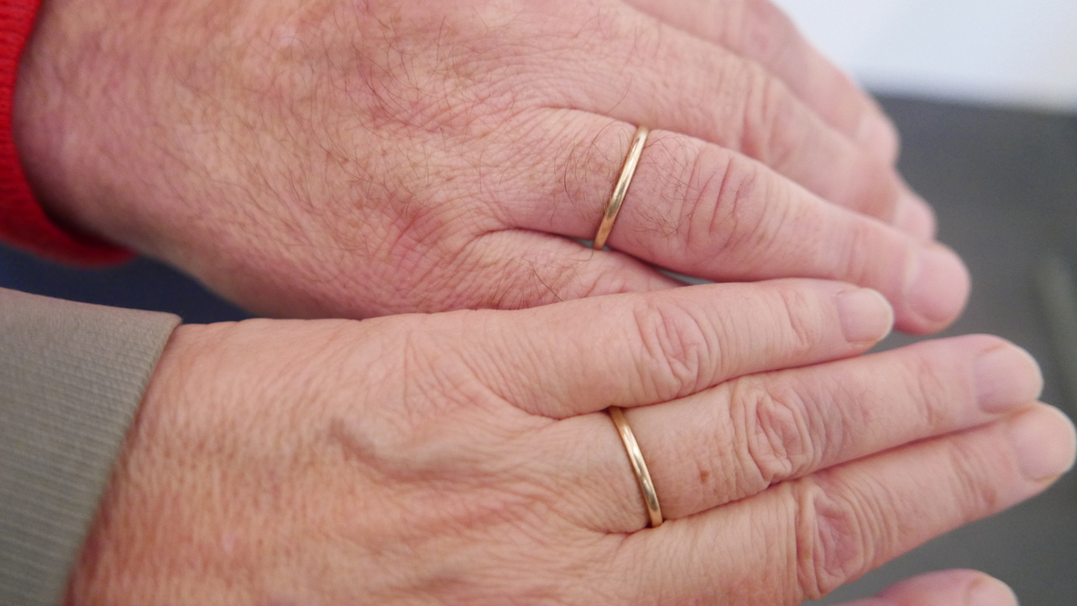Man sieht zwei Hände mit Eheringen. Eheringe symbolisieren für viele Menschen einen wichtigen menschlichen Wert: Treue.