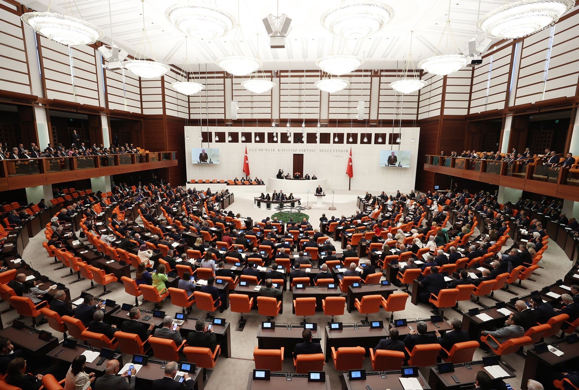 Die Große Nationalversammlung der Türkei ist das Parlament der Türkei mit Sitz in Ankara. Innenansicht des Parlaments.