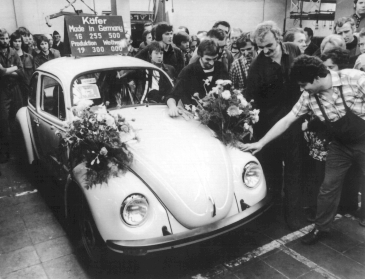 Bis Anfang 1978 wurde der VW-"Käfer" in Deutschland hergestellt, danach in Mexiko. Auf dem Foto rollt der letzte, feierliche geschmückte "Käfer" vom Band.