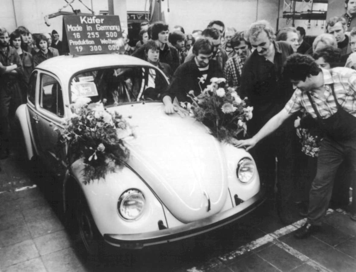 Bis Anfang 1978 wurde der VW-"Käfer" in Deutschland hergestellt, danach in Mexiko. Auf dem Foto rollt der letzte, feierliche geschmückte "Käfer" vom Band.