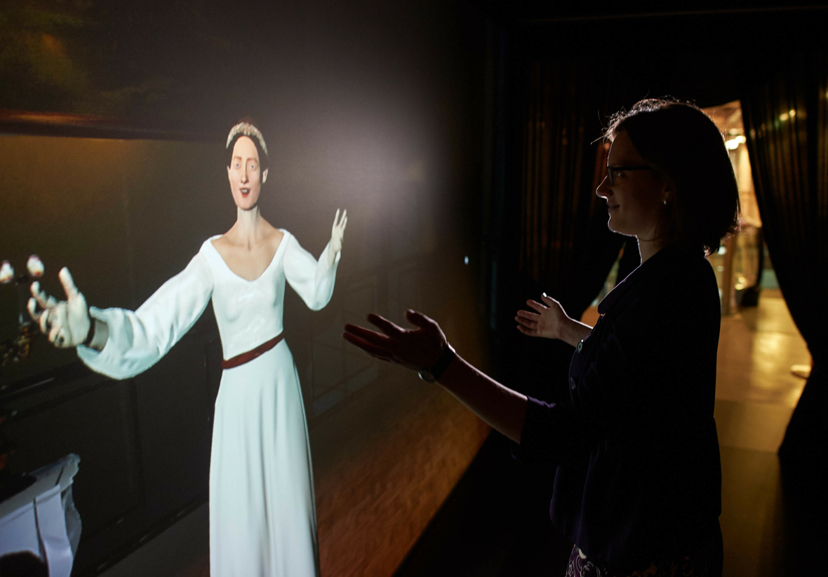 Mitarbeiterin Annika Fritzlar steht am 31. August 2015 im Heinz Nixdorf MuseumsForum (HNF) vor einer computeranimierten Projektion der Ada Lovelace. 