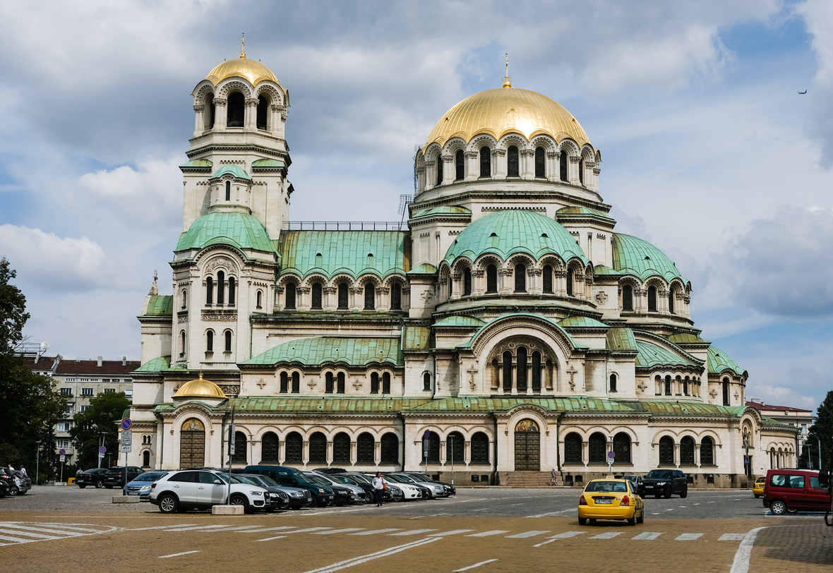 Die Alexander-Newski-Kathedrale steht in der bulgarischen Hauptstadt Sofia. Die bulgarisch-orthodoxe Kathedrale auf dem Alexander-Newski-Platz im Zentrum der Stadt wurde im neobyzantinischen Stil erbaut. Sie ist dem russischen Nationalheiligen Alexander Newski geweiht. 