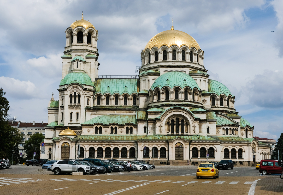 Die Alexander-Newski-Kathedrale steht in der bulgarischen Hauptstadt Sofia. Die bulgarisch-orthodoxe Kathedrale auf dem Alexander-Newski-Platz im Zentrum der Stadt wurde im neobyzantinischen Stil erbaut. Sie ist dem russischen Nationalheiligen Alexander Newski geweiht.