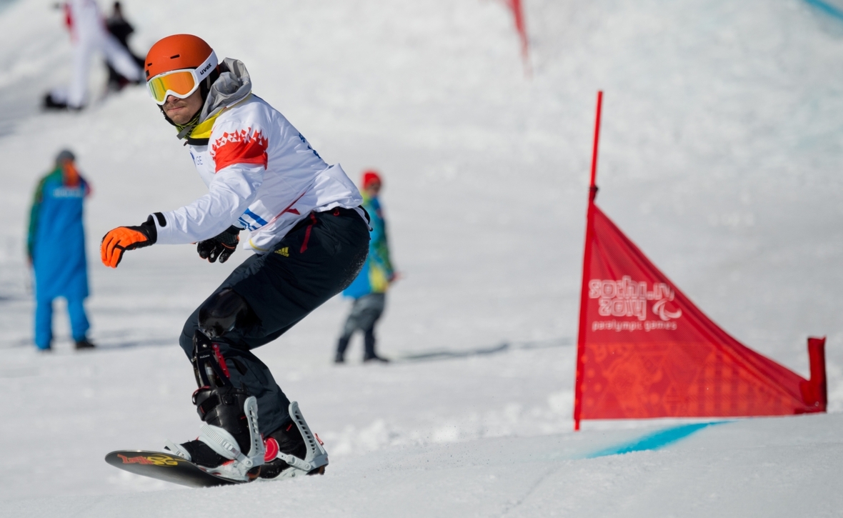 Der deutsche Snowboardfahrer Stefan Lösler startet mit Beinprothese bei den Paralympics 2014.