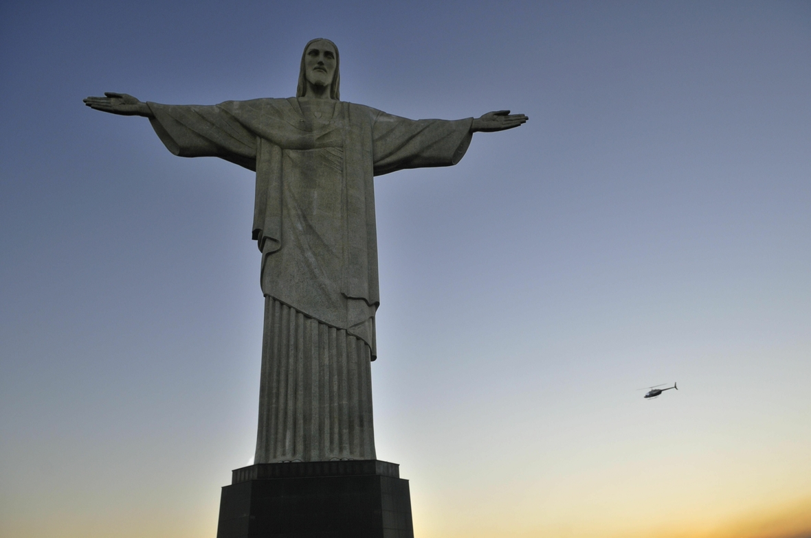 Eine steinerne Christus-Figur in Rio de Janeiro, Brasilien. Jesus wird als Sieger dargestellt.