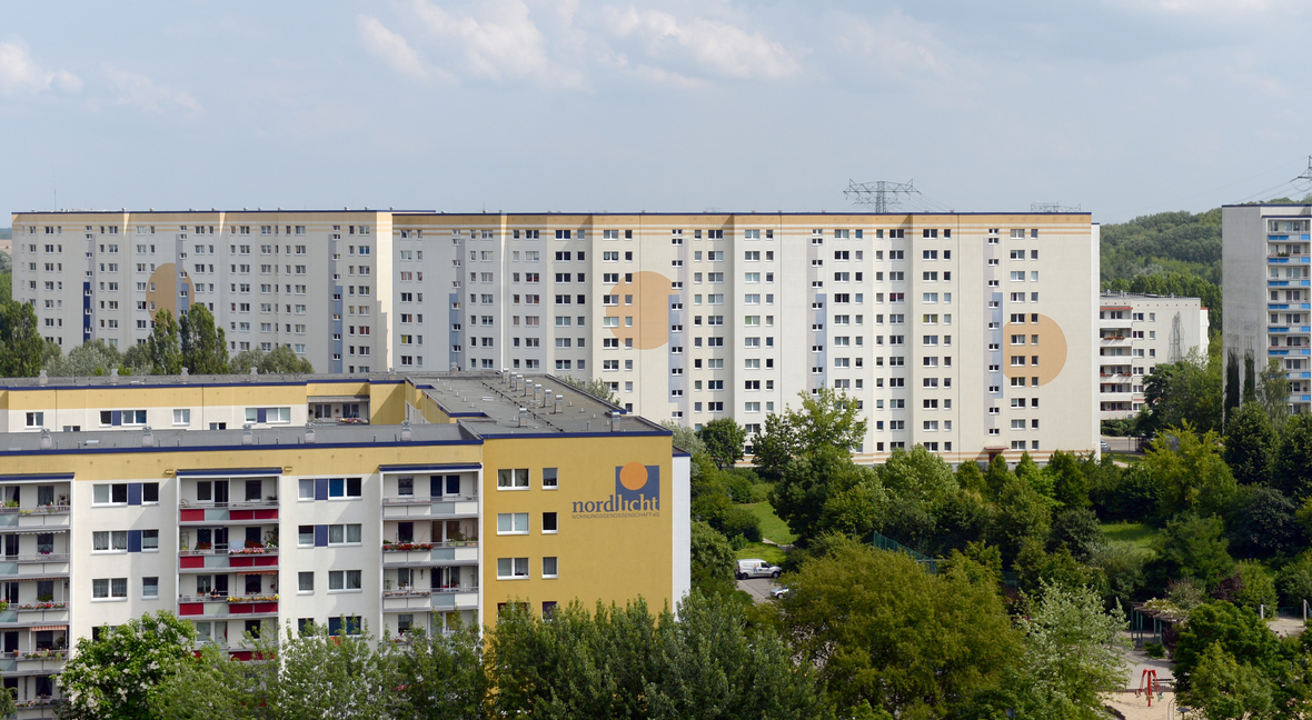 Genossenschaften gibt es auch beim Wohnen - hier sieht man sanierte Hochhäuser, die einer Wohnungsgenossenschaft gehören.