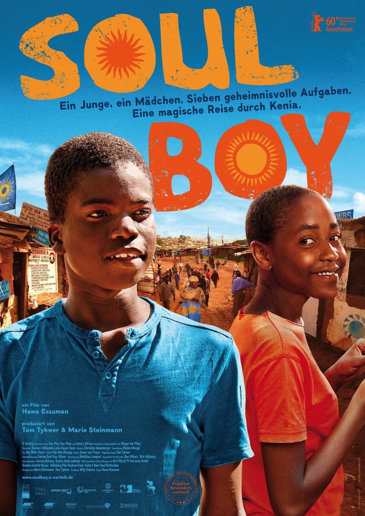 Auf dem bunten Plakat zu dem Film sind die Darsteller Samson Odhiambo (links) und Leila Dayan Opou (rechts) zu sehen. Sie lächeln.