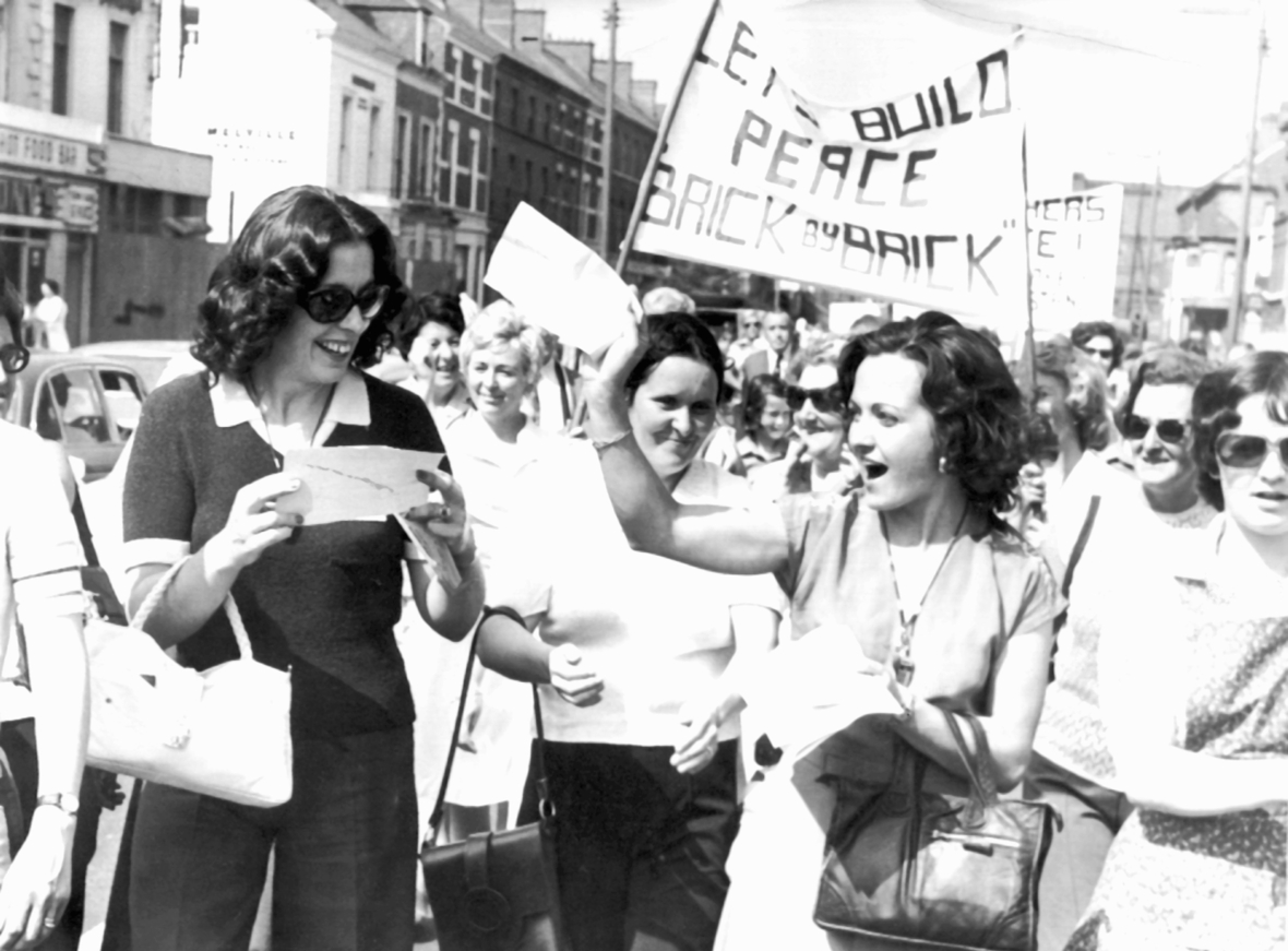 Viele Menschen haben sich für den Frieden in Nordirland eingesetzt. Hier sieht man links Betty Williams und daneben Mairead Corrigan Maguire. Ihnen wurde für ihr Engagement  in Nordirland  1976 der Friedensnobelpreis verliehen.