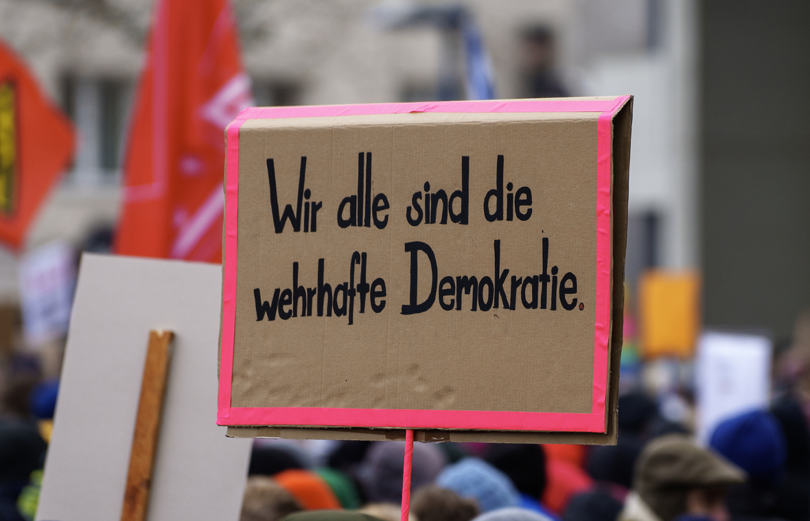 Schild auf einer Demonstration in Offenbach, Januar 2024, mit dem Text: Wir alle sind die wehrhafte Demokratie