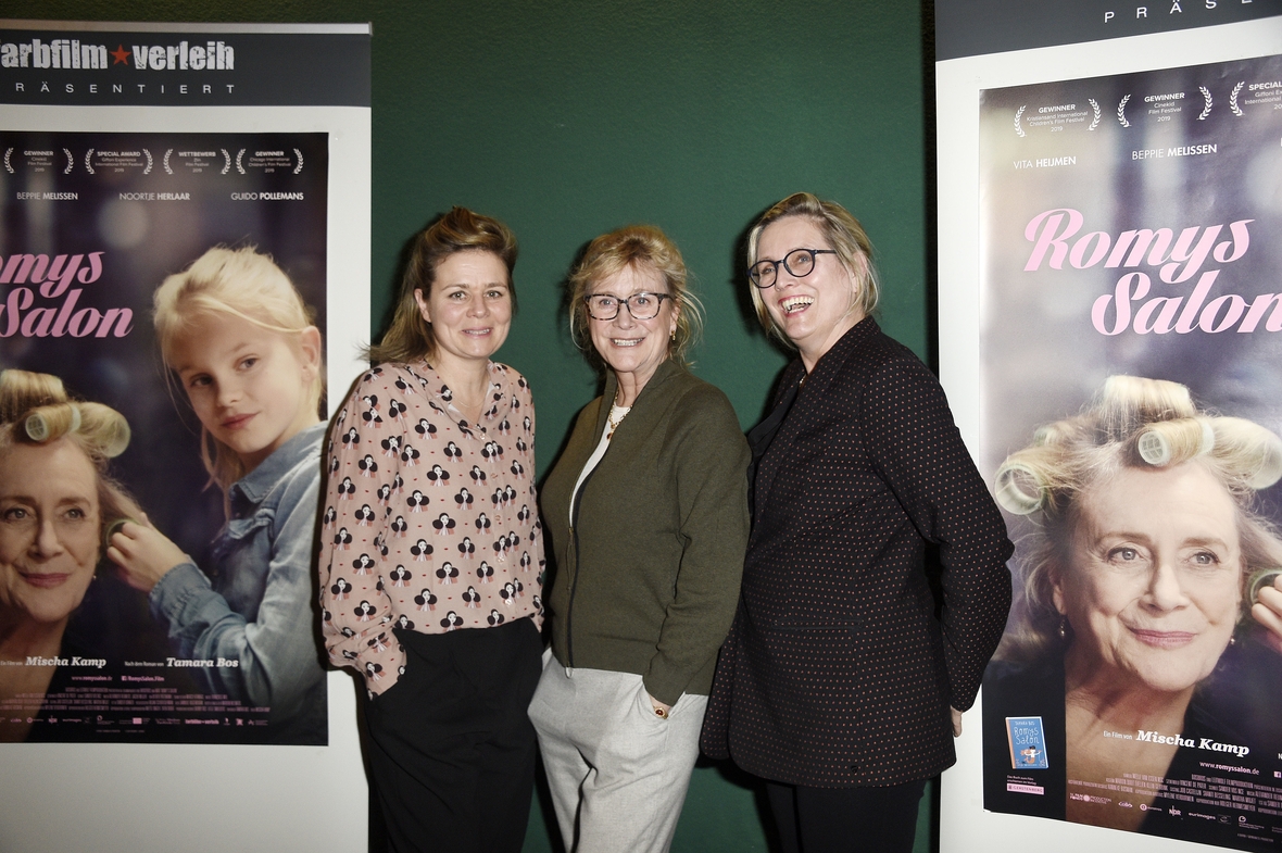 Von links nach rechts: Die Regisseurin Mischa Kamp, die Schauspielerin Beppie Melissen, die Oma Stine spielt, und Tamara Bos, die das Drehbuch zum Film geschrieben hat, vergnügt bei der Premiere ihres Films in Berlin                         