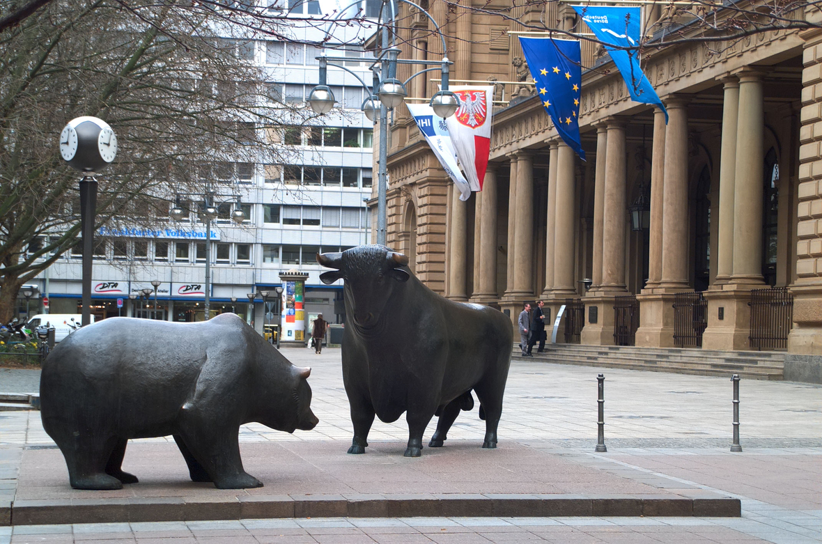  Die beiden Bronzefiguren Bulle und Bär stehen vor dem Haupteingang der Frankfurter Börse. Der Bulle steht für steigende Aktienkurse, der Bär symbolisiert fallende Kurse. 