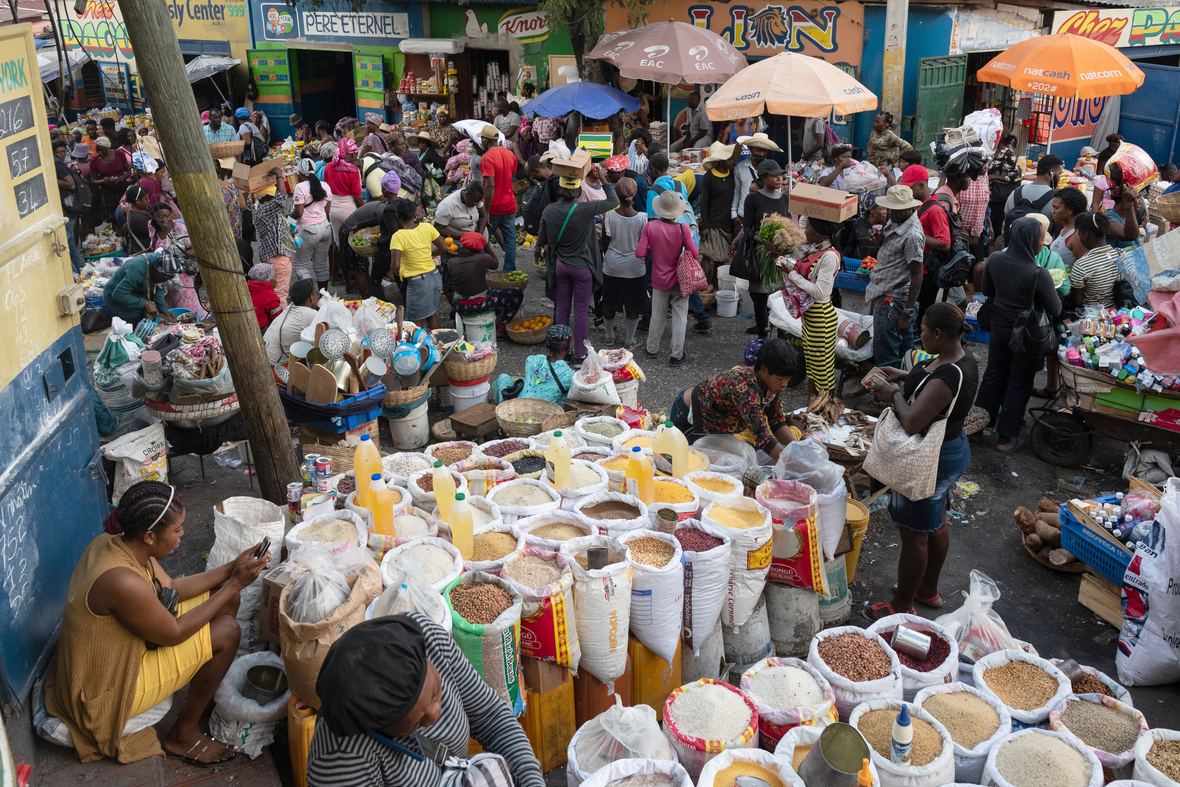 Menschen kaufen auf einem Markt in in Port-au-Prince ein.
