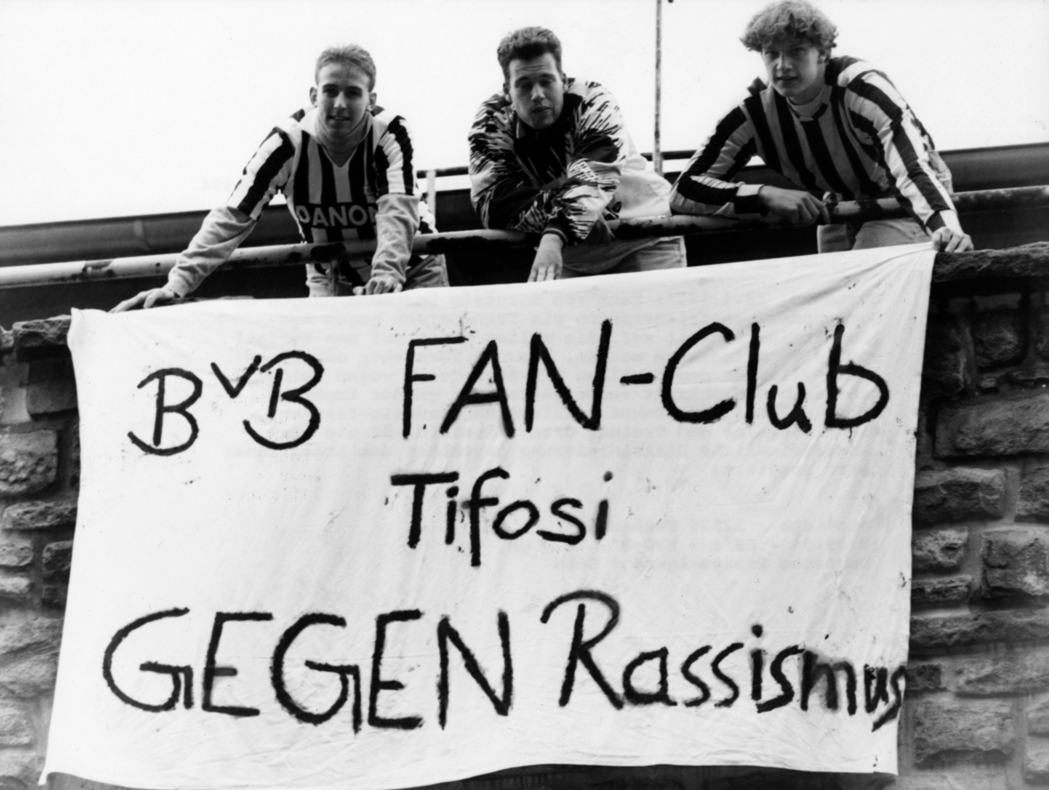 مشجعو فريق بوروسيا دورتموند يرفعون شعارات ضد العنصرية.