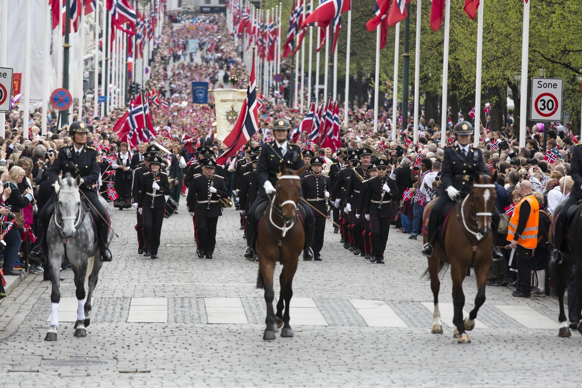 Parade der Schulklassen auf der Karl Johan Gate, der Haupt- und Prachtstraße der Innenstadt von Oslo.