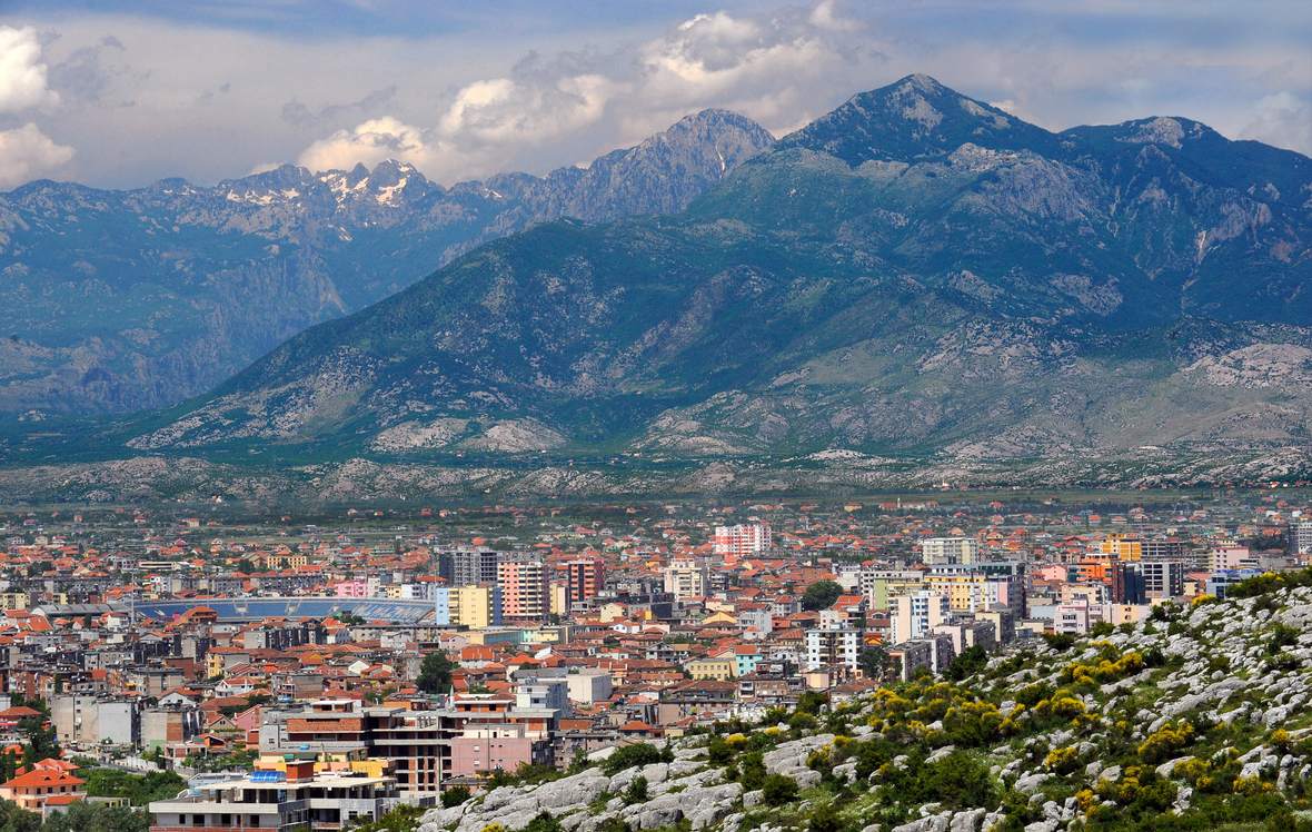 Blick auf die Stadt Skoder und die nordalbanischen Alpen, Die Stadt Skoder (auch bekannt unter den Namen Skutari und Shkodra) liegt nur wenige Kilometer von der Grenze zu Montenegro und wird dadurch auch immer mehr von Touristen besucht.