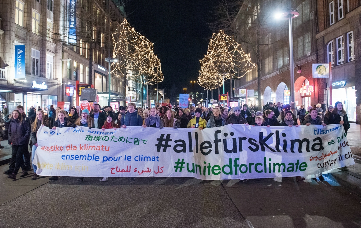 Teilnehmende der Demonstration von "Fridays for Future". Auf Plakaten wird Klimaschutz gefordert. Die Demo fand 2019 in Hamburg statt.