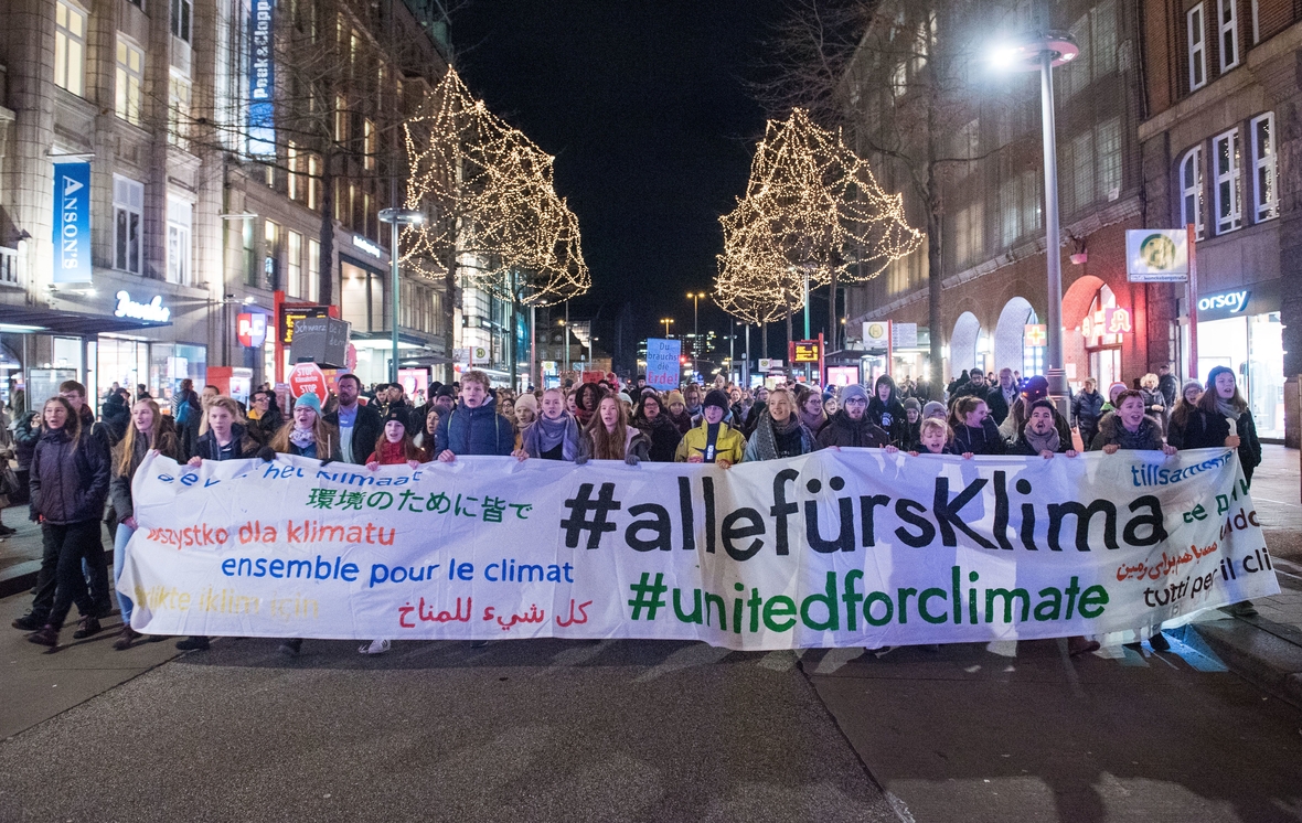 Teilnehmende der Demonstration von "Fridays for Future". Auf Plakaten wird Klimaschutz gefordert. Die Demo fand 2019 in Hamburg statt.