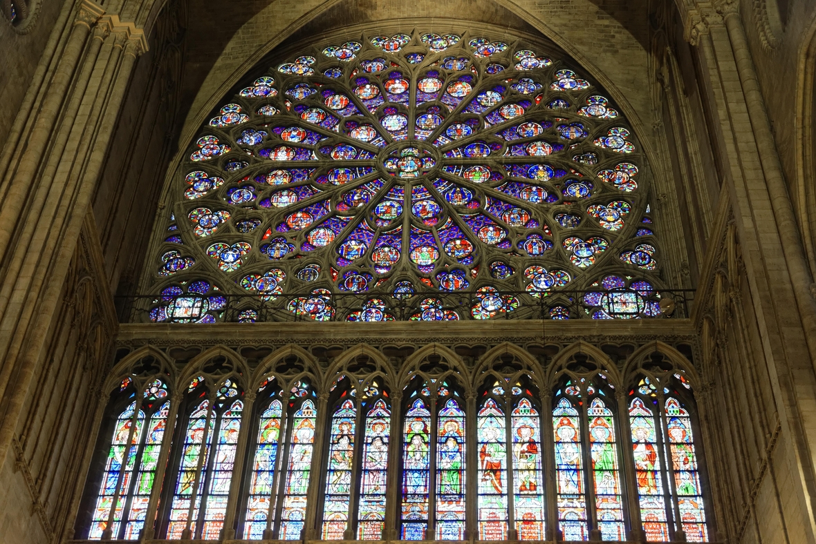 Das berühmte Kirchenfenster in der Kathedrale Notre-Dame in Paris ist als Fensterrose angelegt.