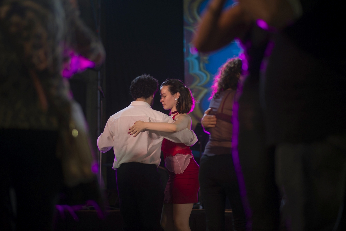 Ein Paar tanzt in Argentinien Tango, den traditionellen Tanz des Landes.