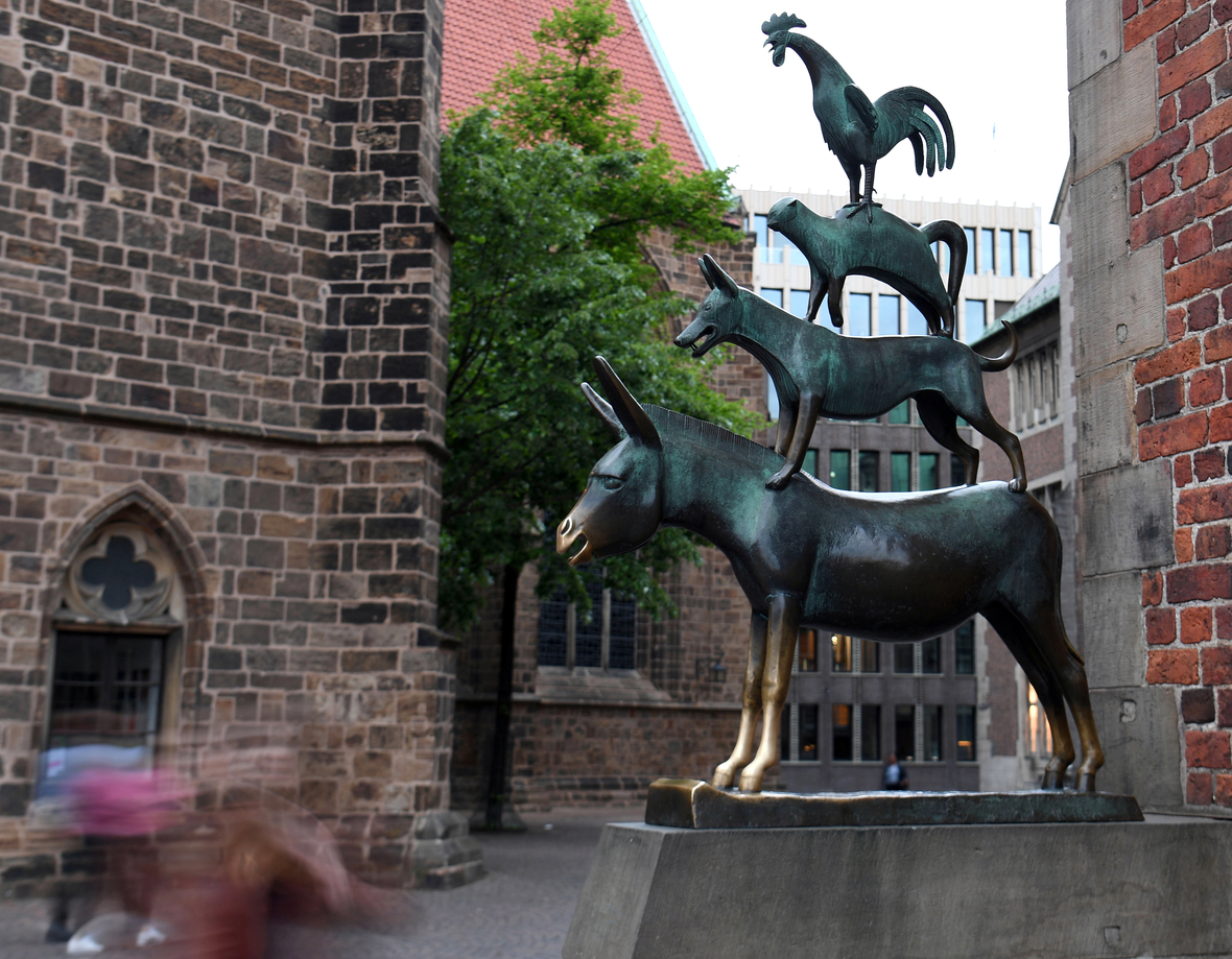 Das Denkmal der "Bremer Stadtmusikanten" steht in Bremen am Rathaus. Die Tiere, aus dem Märchen der Gebrüder Grimm, sind ein Wahrzeichen von Bremen.