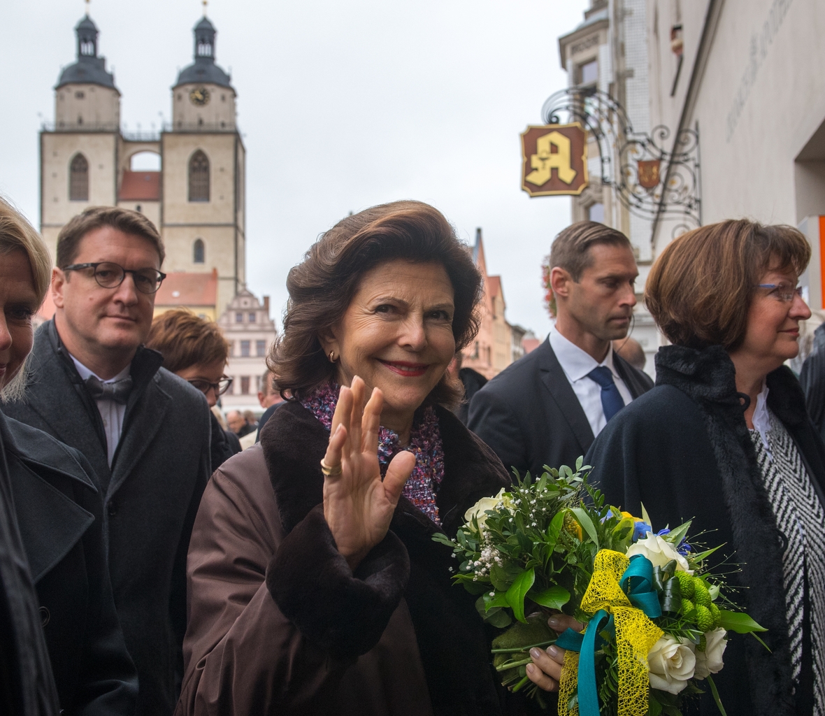 Königin Silvia von Schweden besichtigt bei einem Staatsbesuch die Stadtkirche in Wittenberg in Sachsen-Anhalt.