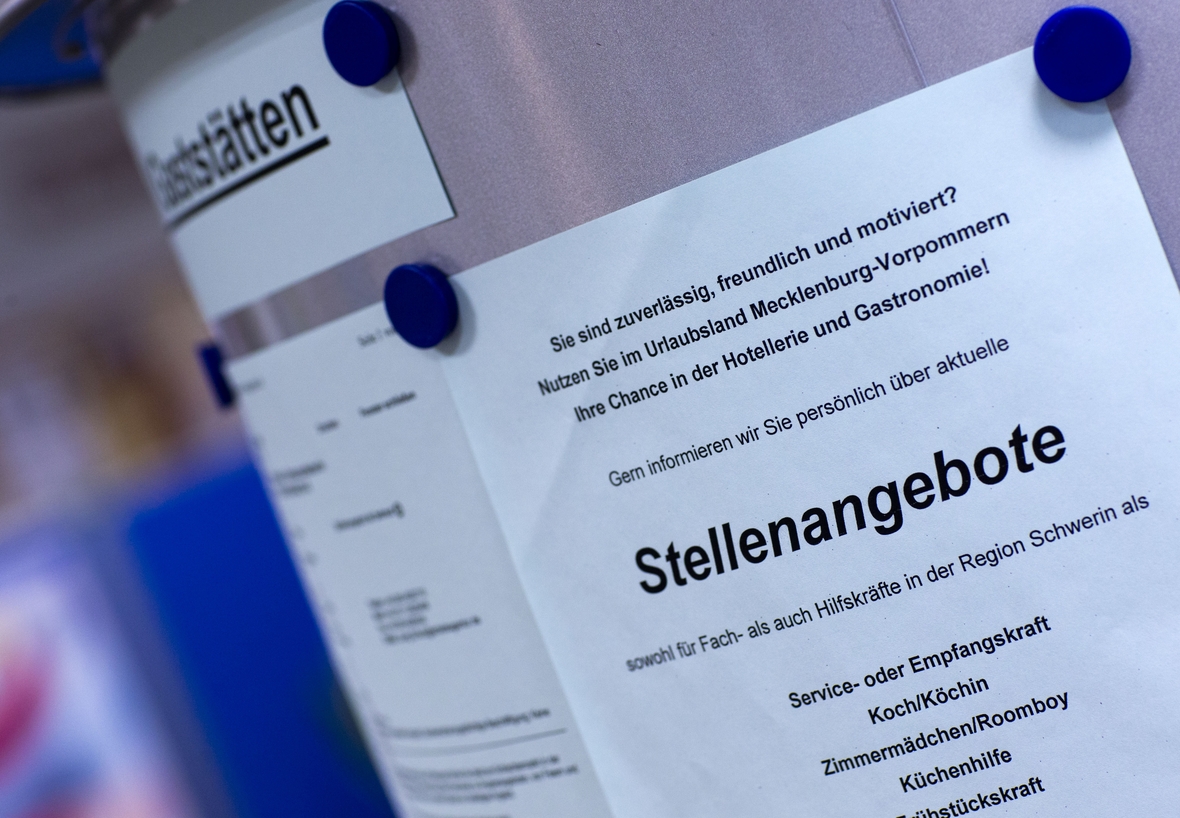 Eine Infosäule präsentiert Jobangebote in der Agentur für Arbeit in Schwerin.