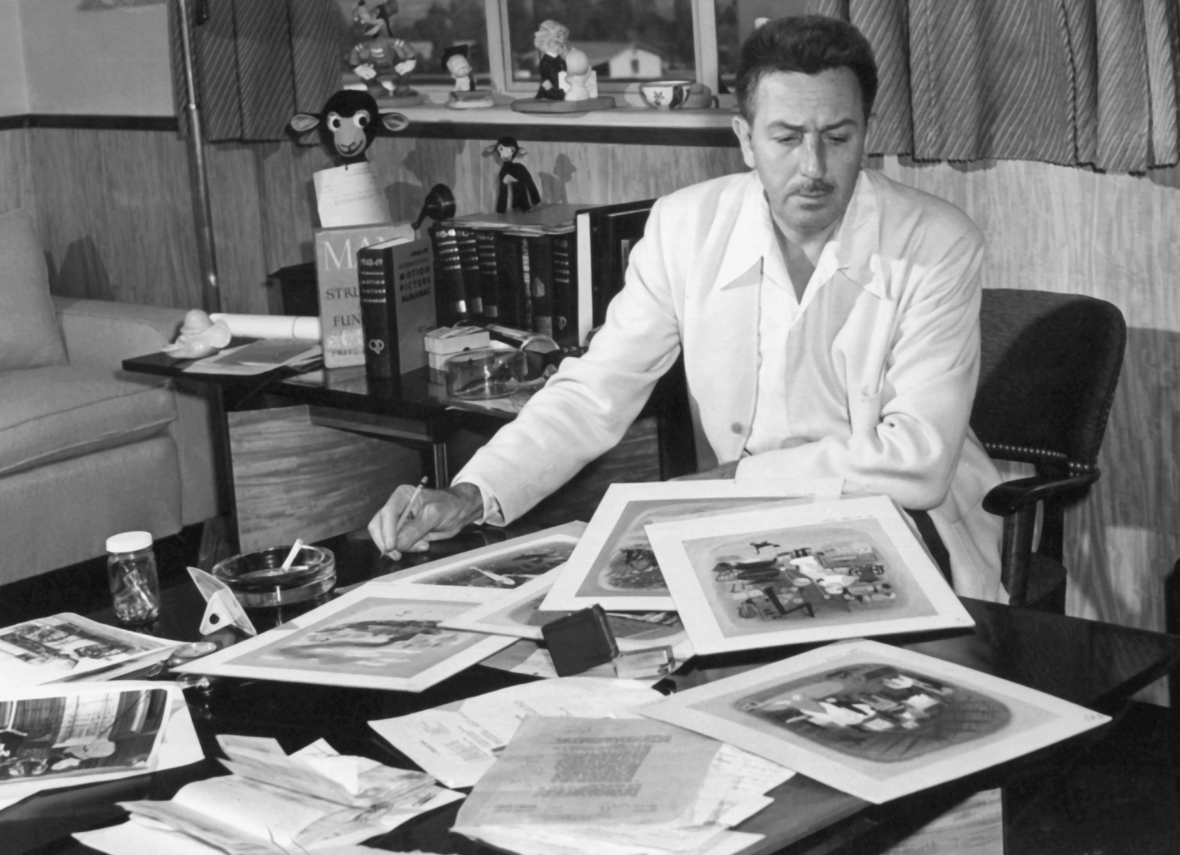 Der US-amerikanische Filmproduzent Walt Disney am 23. September 1948 in seinem Arbeitszimmer in Kalifornien.