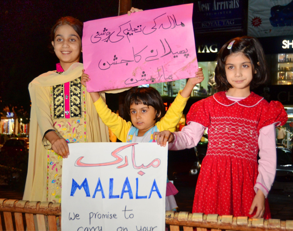 Mädchen in Pakistan feiern den Preis für Malala.