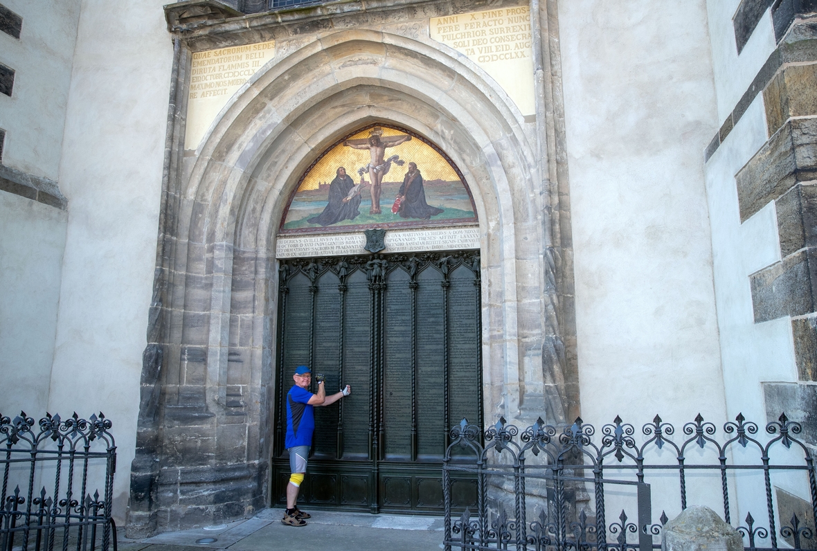Die Luther-Thesen an der Tür der Schlosskirche in Wittenberg, Sachsen-Anhalt.