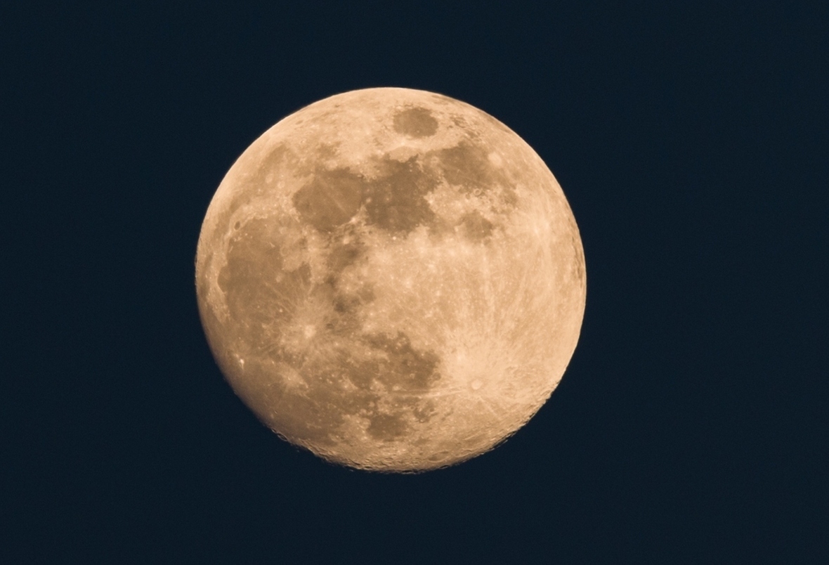 Der Mond - nach seinem Lauf richtet sich der Mondkalender. Und nach dem Mondkalender richten sich auch die jüdischen Fest- und Feiertage.