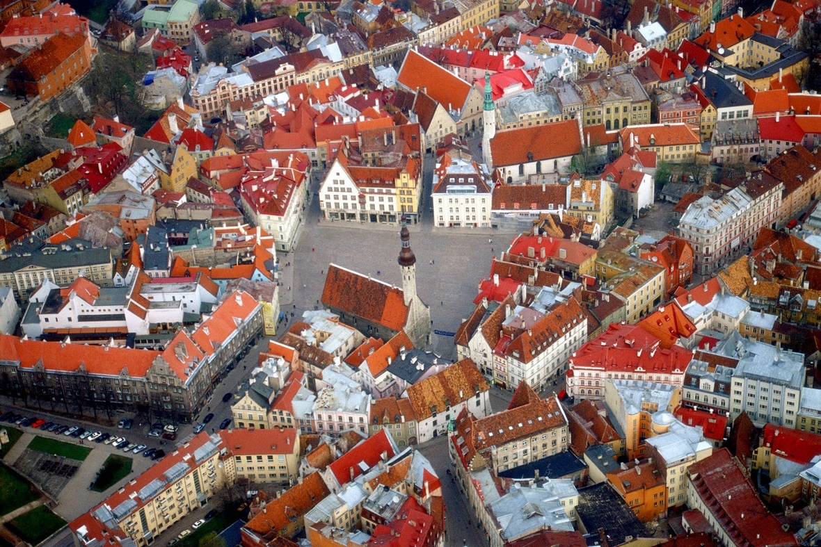 Altstadt von Tallinn, der Hauptstadt von Estland. Gezeigt wird eine Aufsicht auf viele rote Dächer. 
