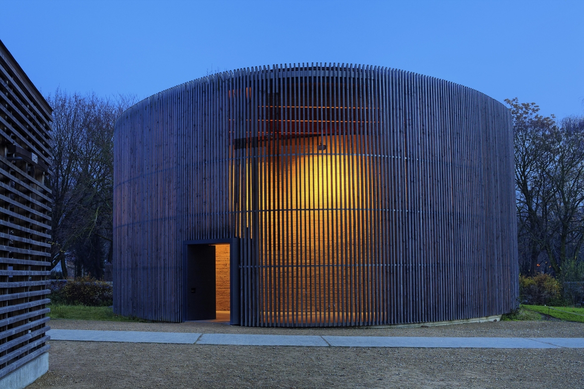 Die Kapelle der Versöhnung aus Lehm und Holz in der Gedenkstätte Berliner Mauer.
