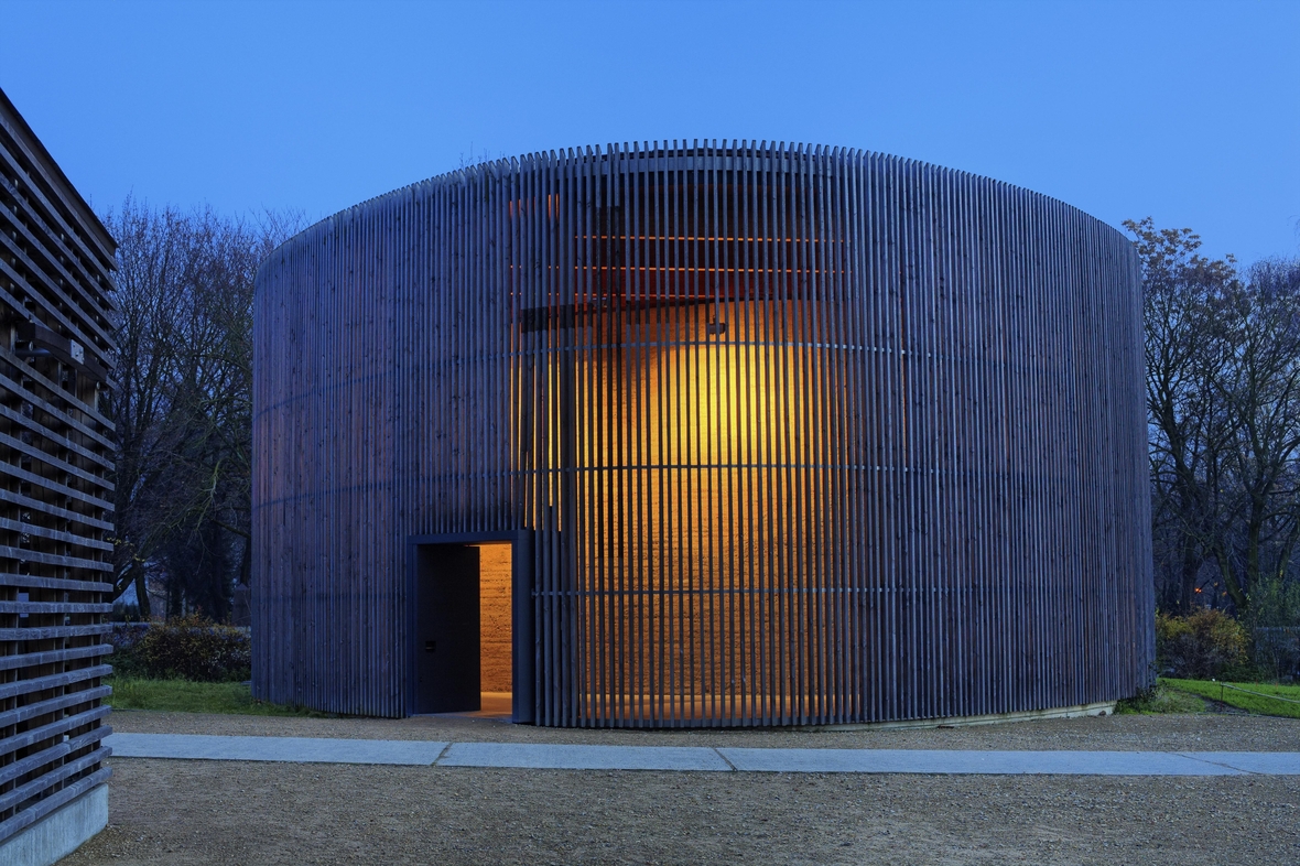 Die Kapelle der Versöhnung aus Lehm und Holz in der Gedenkstätte Berliner Mauer